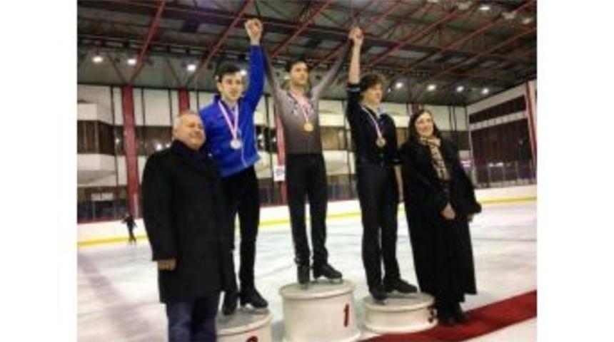 B&uuml;y&uuml;kşehirli Buz Patenciler, Beş Derece İle D&ouml;nd&uuml;