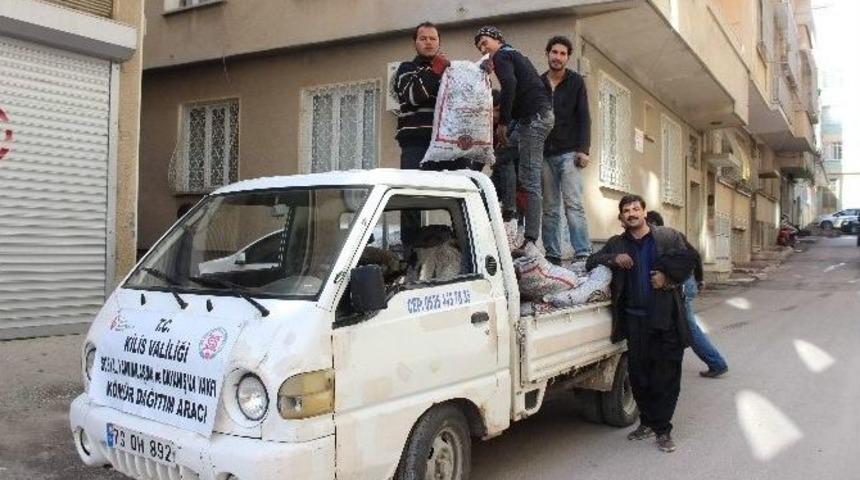 Fakirlere, K&ouml;m&uuml;r Dağıtımı S&uuml;r&uuml;yor