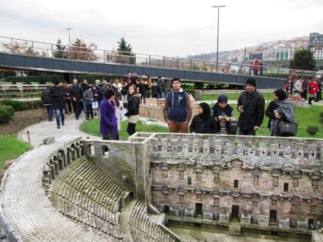 Beyaz Kalpler, İstanbul Gezisine Çıktı