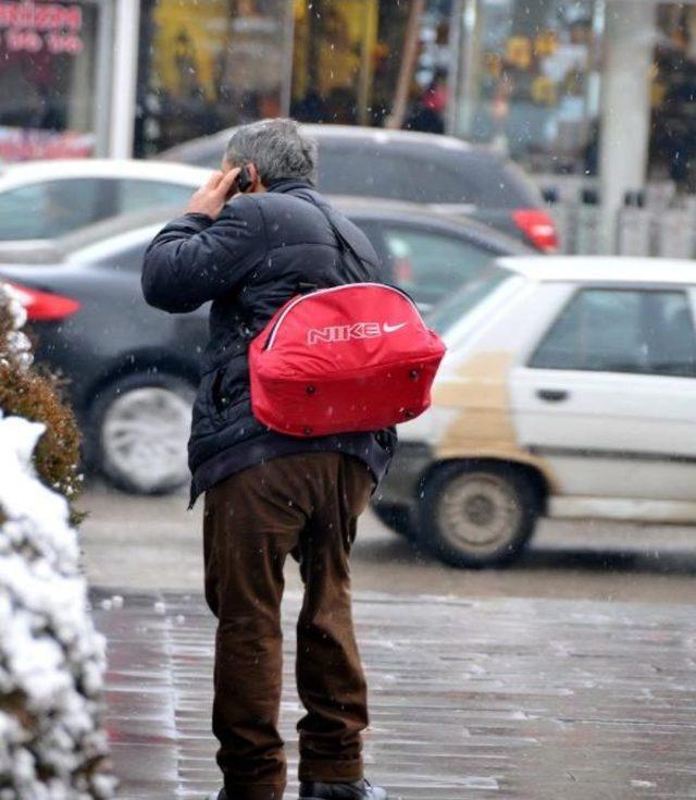 Van'da Kaybolan Kızının İzini Arıyor