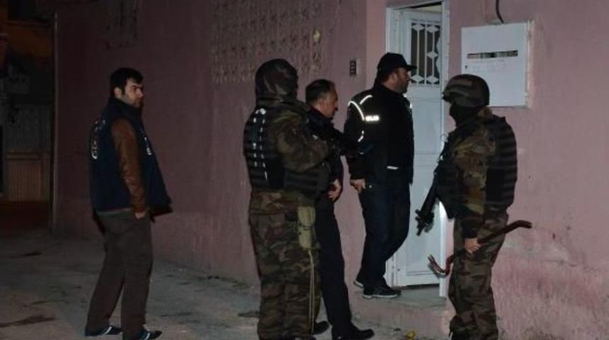 Adana'da 9 Bin Şişe Ka&ccedil;ak Yılbaşı İ&ccedil;kisi Ele Ge&ccedil;irildi