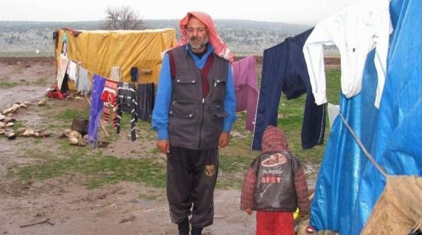 Suriyeli Aile Arabanda&rsquo;ki Derme &Ccedil;atma &Ccedil;adırda Dram Yaşıyor