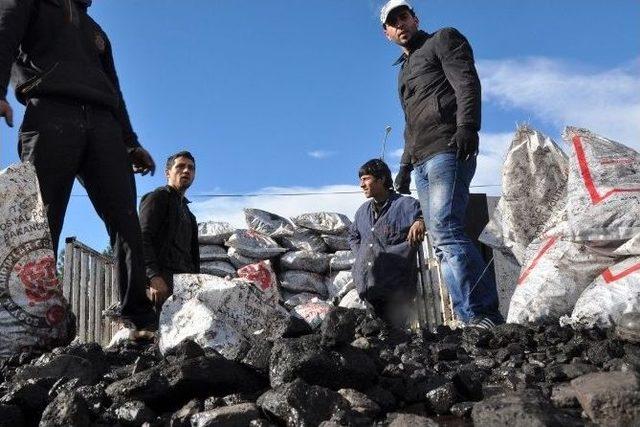 İslahiye Kaymakamlığı Suriyeli Vatandaşlara Kömür Dağıttı