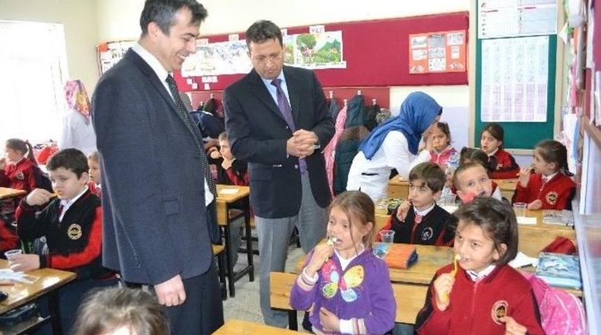 &Ouml;ğrencilere Doğru Diş Fır&ccedil;alama Y&ouml;ntemleri &Ouml;ğretildi