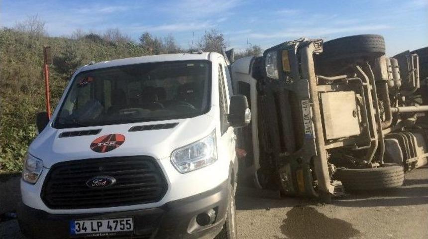 (&ouml;zel Haber) Harfiyat Kamyonu, Park Halindeki Aracın &Uuml;zerine Devrildi