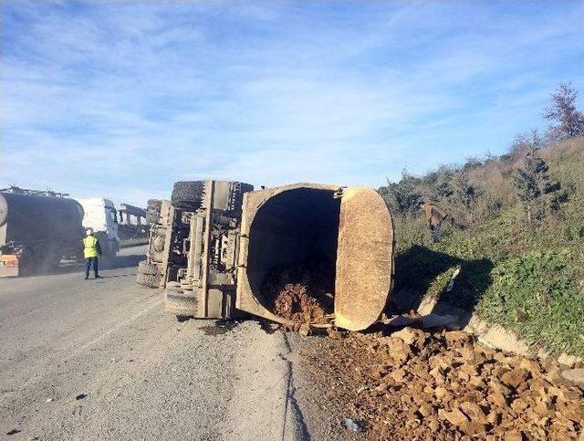 (özel Haber) Harfiyat Kamyonu, Park Halindeki Aracın Üzerine Devrildi