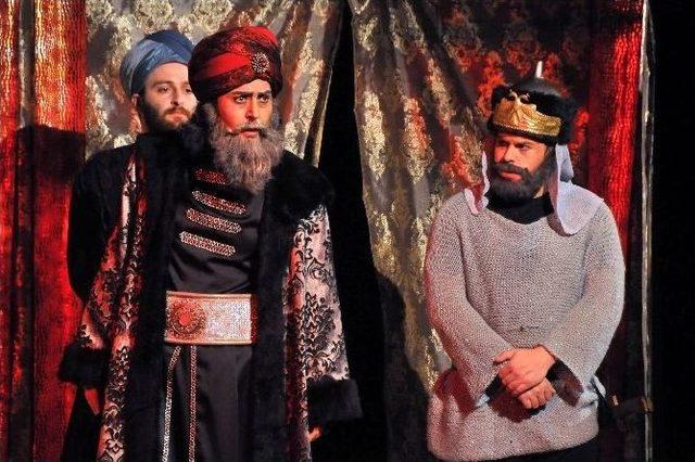 “kanuni Ve Sinan” Tiyatro Oyunu Akşehirlilerle Buluştu