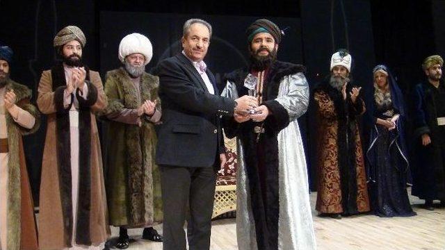 “kanuni Ve Sinan” Tiyatro Oyunu Akşehirlilerle Buluştu