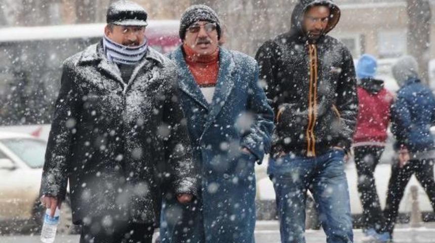 Sivas'ta Kar Yağışı Etkili Oluyor