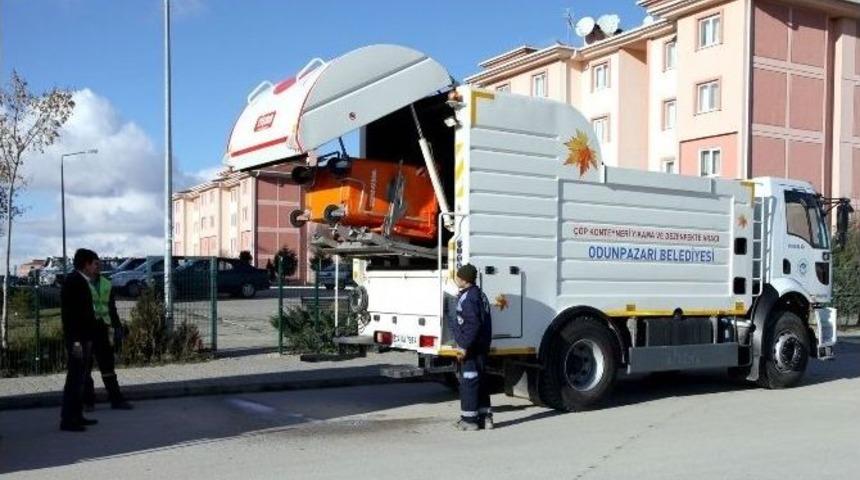 Odunpazarı Belediyesi &ldquo;&ccedil;&ouml;p Konteyneri Yıkama Ve Dezenfekte Aracı&rdquo; Hizmette