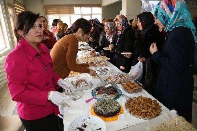 Aksaray’da Polis Eşlerinden Gıda Kermesi