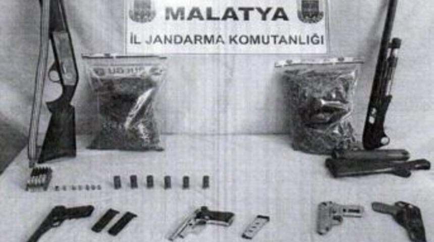 Esrar Ve Silahlar Ele Ge&ccedil;irildi