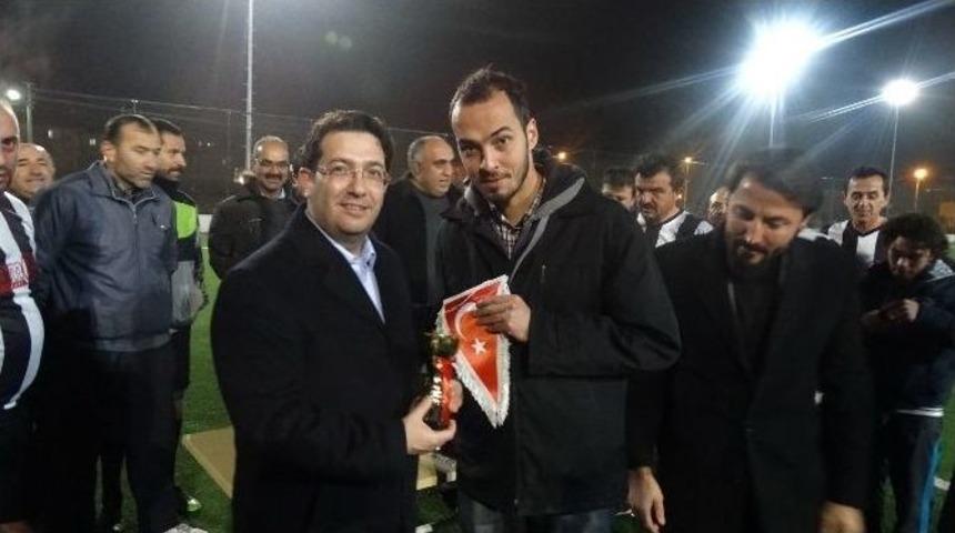 Başkan Yazgı, Futbol Turnuvasında Kupa Verdi