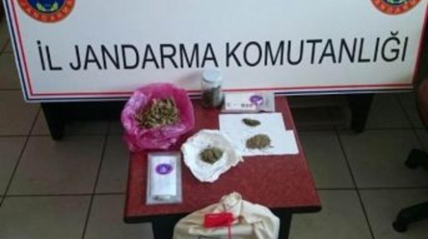 Jandarmayı Görünce Uyuşturucuyu Otomobilden Attılar