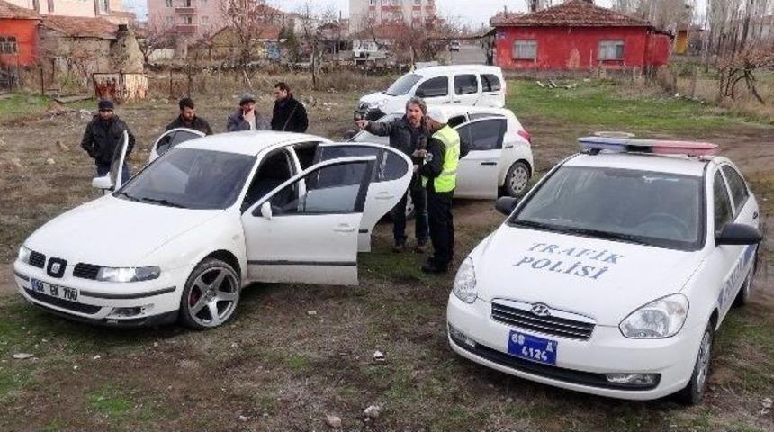 Dur İhtarına Uymayan S&uuml;r&uuml;c&uuml; Polis Aracına &Ccedil;arptı