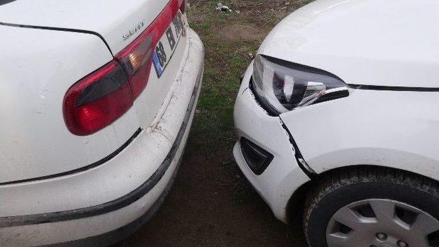 Dur İhtarına Uymayan S&uuml;r&uuml;c&uuml; Polis Aracına &Ccedil;arptı 1