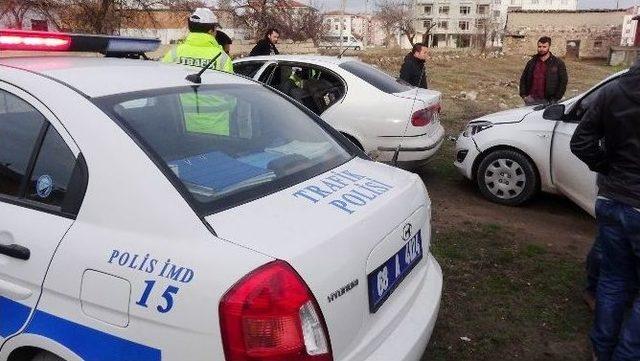 Dur İhtarına Uymayan S&uuml;r&uuml;c&uuml; Polis Aracına &Ccedil;arptı 3