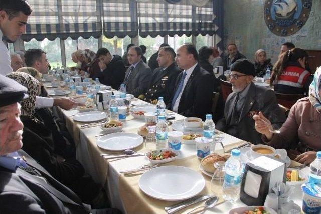 Şehit Aileleri Ve Gazilere Yemek 1