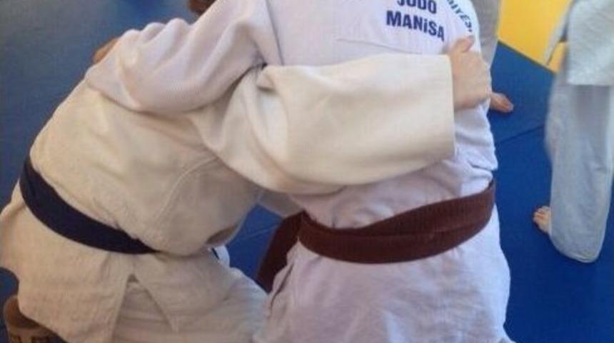 Yunusemre Belediyespor Judo Takımı&rsquo;ndan B&uuml;y&uuml;k Başarı