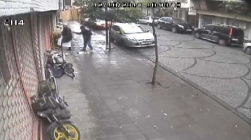 &Ccedil;e&ccedil;en Suikast&ccedil;ı Zelimkhan Makhtiev'in '&ouml;zbek Hoca' Olarak Tanınan Abdullah Buhari'yi Vurma Anı G&uuml;venlik Kamerasına Yansıdı