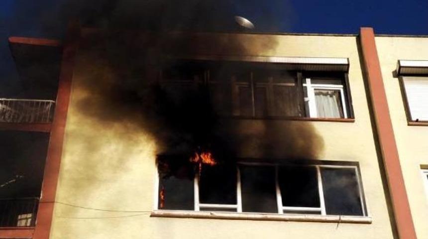 Klimadan &Ccedil;ıkan Yangın Evi K&uuml;l Etti