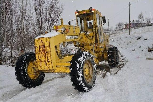 Tuşba Belediyesi&rsquo;nden Karla M&uuml;cadele &Ccedil;alışması 1