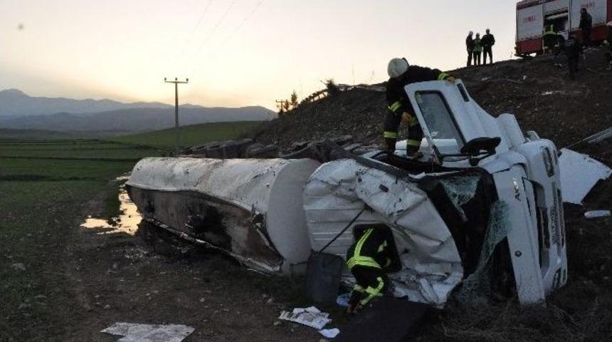 Zift Y&uuml;kl&uuml; Tır Devrildi: 1 Yaralı