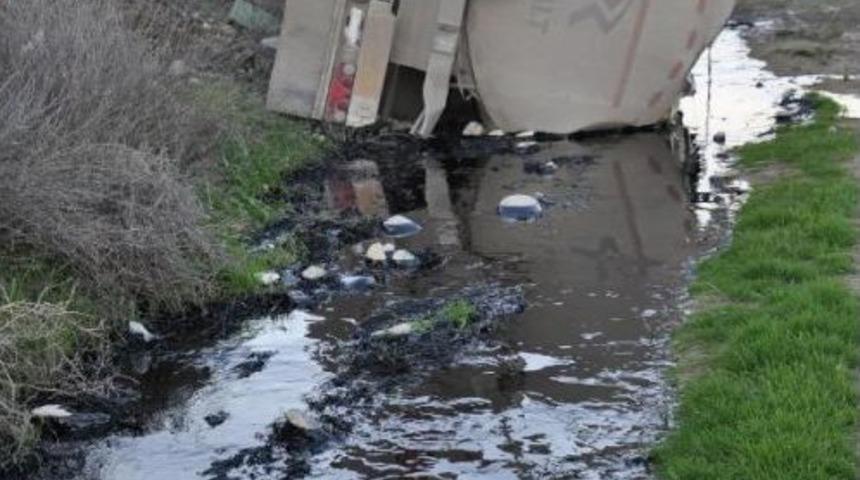 Zift Yüklü Tanker Virajda Devrildi: 1 Yaralı