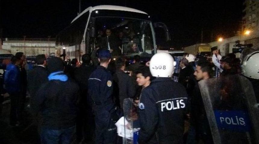 Galatasaray Yoğun G&uuml;venlik &Ouml;nlemleri Altında Stadyumdan Ayrıldı