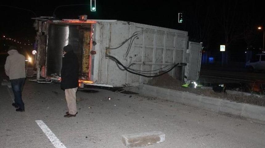 Başkent&rsquo;te &Ccedil;&ouml;p Kamyonu Devrildi: 4 Yaralı