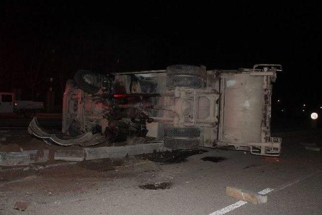 Başkent&rsquo;te &Ccedil;&ouml;p Kamyonu Devrildi: 4 Yaralı 1