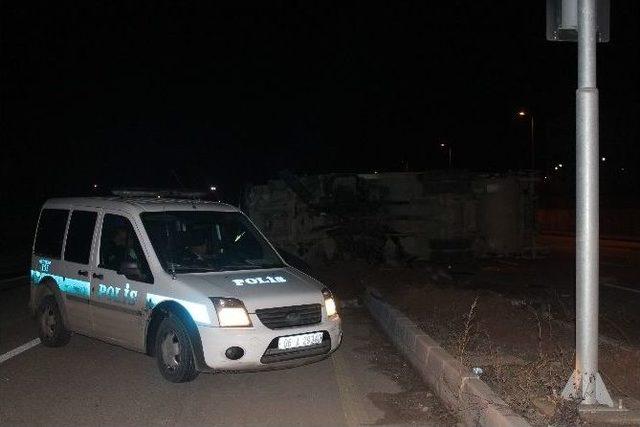 Başkent&rsquo;te &Ccedil;&ouml;p Kamyonu Devrildi: 4 Yaralı 2