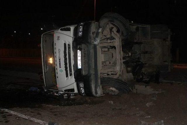 Başkent&rsquo;te &Ccedil;&ouml;p Kamyonu Devrildi: 4 Yaralı 3