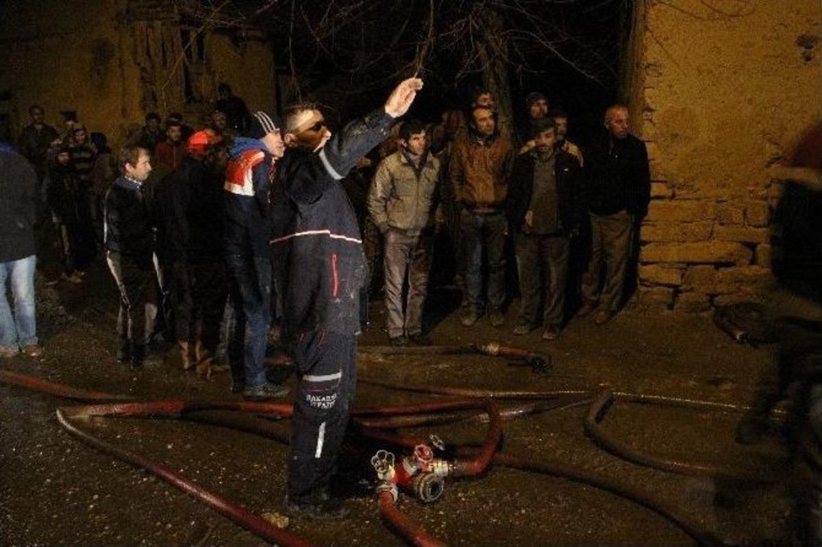 Yaşlı &Ccedil;ift, K&uuml;le D&ouml;nen Ahşap Evde Yanarak Can Verdi