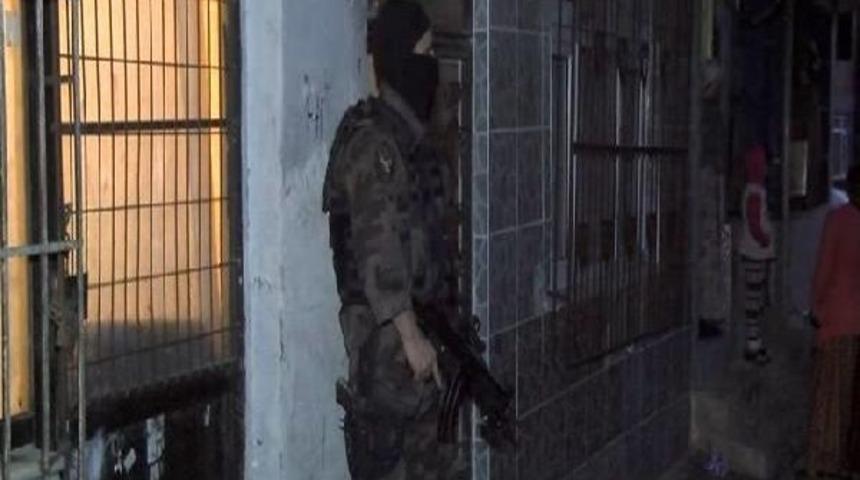 Esenler'de Uyuşturucu Operasyonu: 13 G&ouml;zaltı