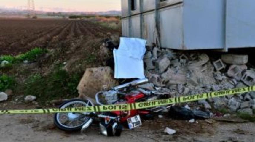 Otomobilin &Ccedil;arptığı Motosikletli &Ouml;ld&uuml;