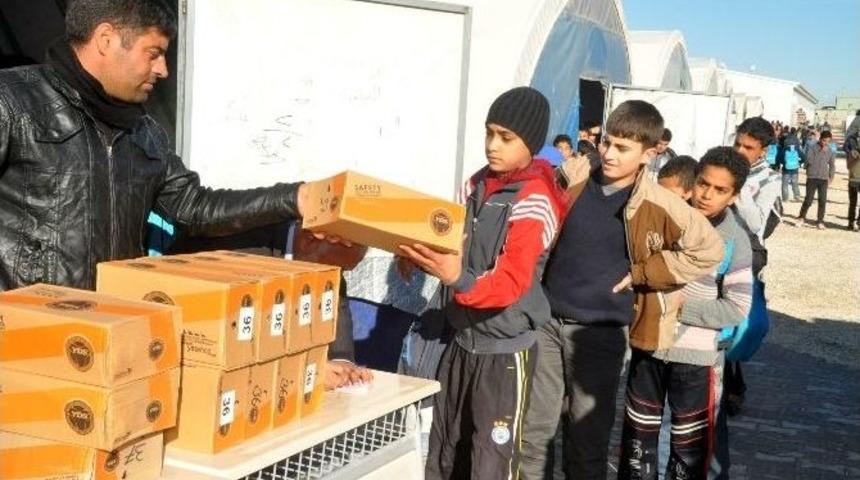 &Ccedil;adır Kentteki 8 Bin &Ouml;ğrenciye Kışlık Bot Dağıtımı