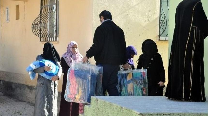 Şanlıurfa Stk&rsquo;lar Ak&ccedil;akaldeki Sığınmacılara Bataniye Dağıtıyor