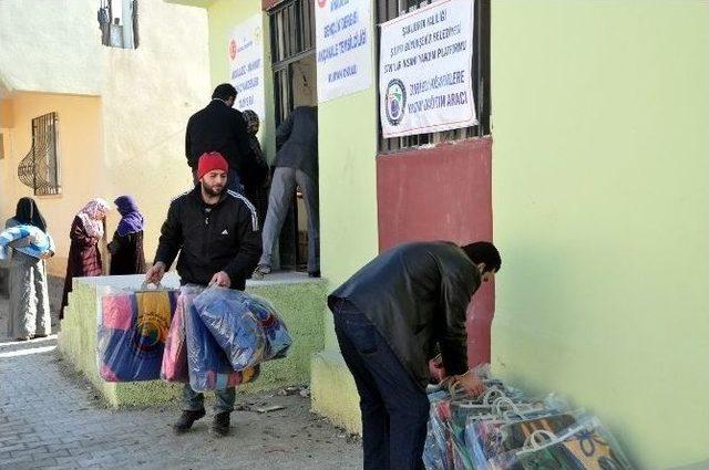 Şanlıurfa Stk’lar Akçakaldeki Sığınmacılara Bataniye Dağıtıyor