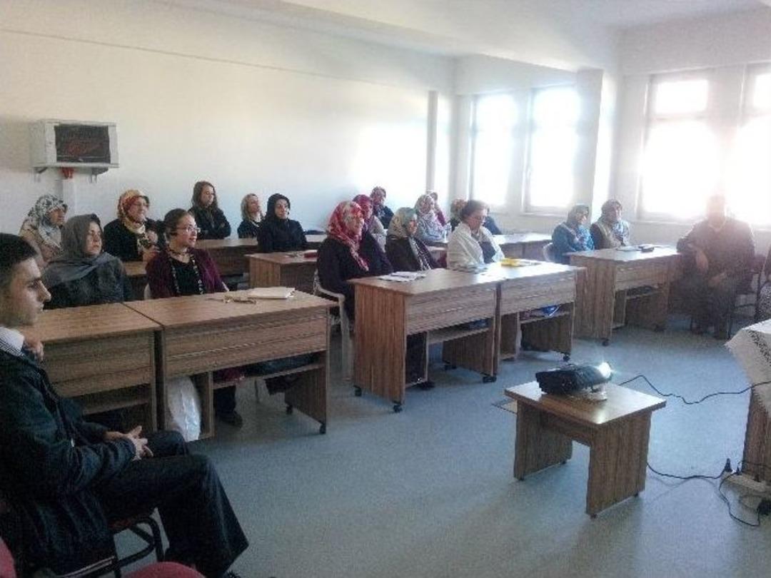 Kadın &Ccedil;ift&ccedil;iler &Ouml;rt&uuml; Altı Sebze Yetiştiriciliğini &Ouml;ğreniyor