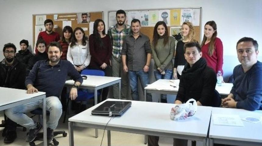 &Uuml;nl&uuml; Tasarımcı İzmir&rsquo;de S&ouml;yleşiye Katıldı