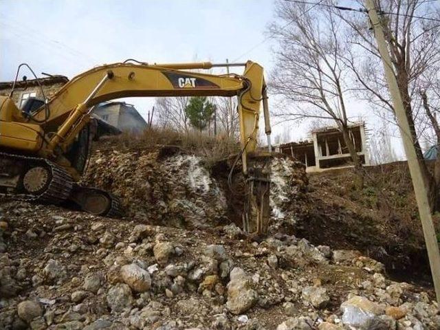 Bahçesaray’da Yol Ve Alt Yapı Çalışmaları Devam Ediyor