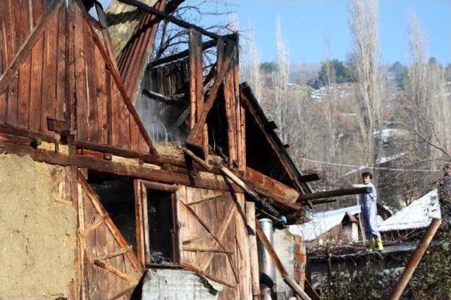 Yanan Ahşap Ev Yıkıldı 1