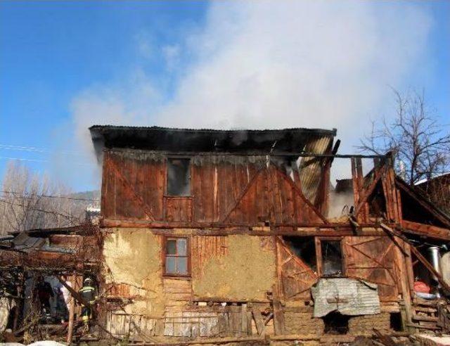 Yanan Ahşap Ev Yıkıldı 2