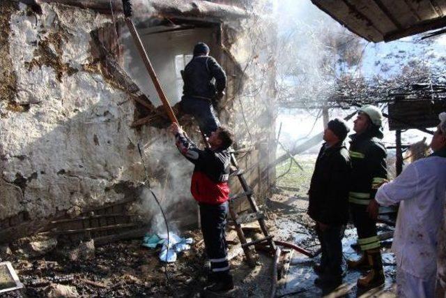 Yanan Ahşap Ev Yıkıldı 3