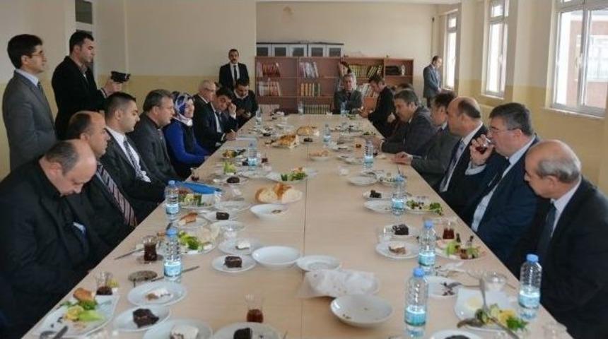 Yunusemre Belediyesi&rsquo;nden Ahmet Yesevi Ortaokulu&rsquo;na Destek S&ouml;z&uuml;