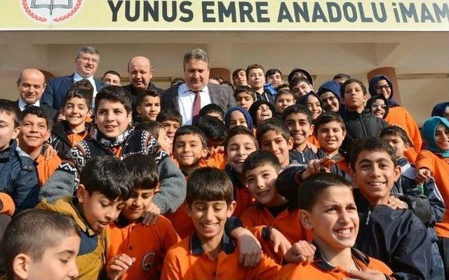 Yunusemre Belediyesi’nden Ahmet Yesevi Ortaokulu’na Destek Sözü