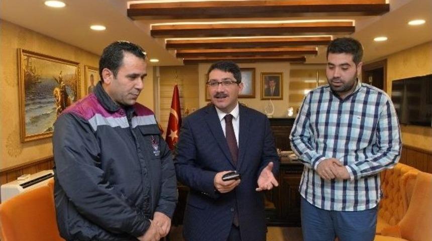 Temizlik İş&ccedil;isinden &Ouml;rnek Davranış