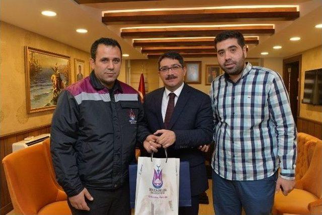 Temizlik İş&ccedil;isinden &Ouml;rnek Davranış 1