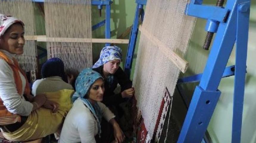 Şemdinli'de 20 Kadına Mesleki Eğitim Verilecek